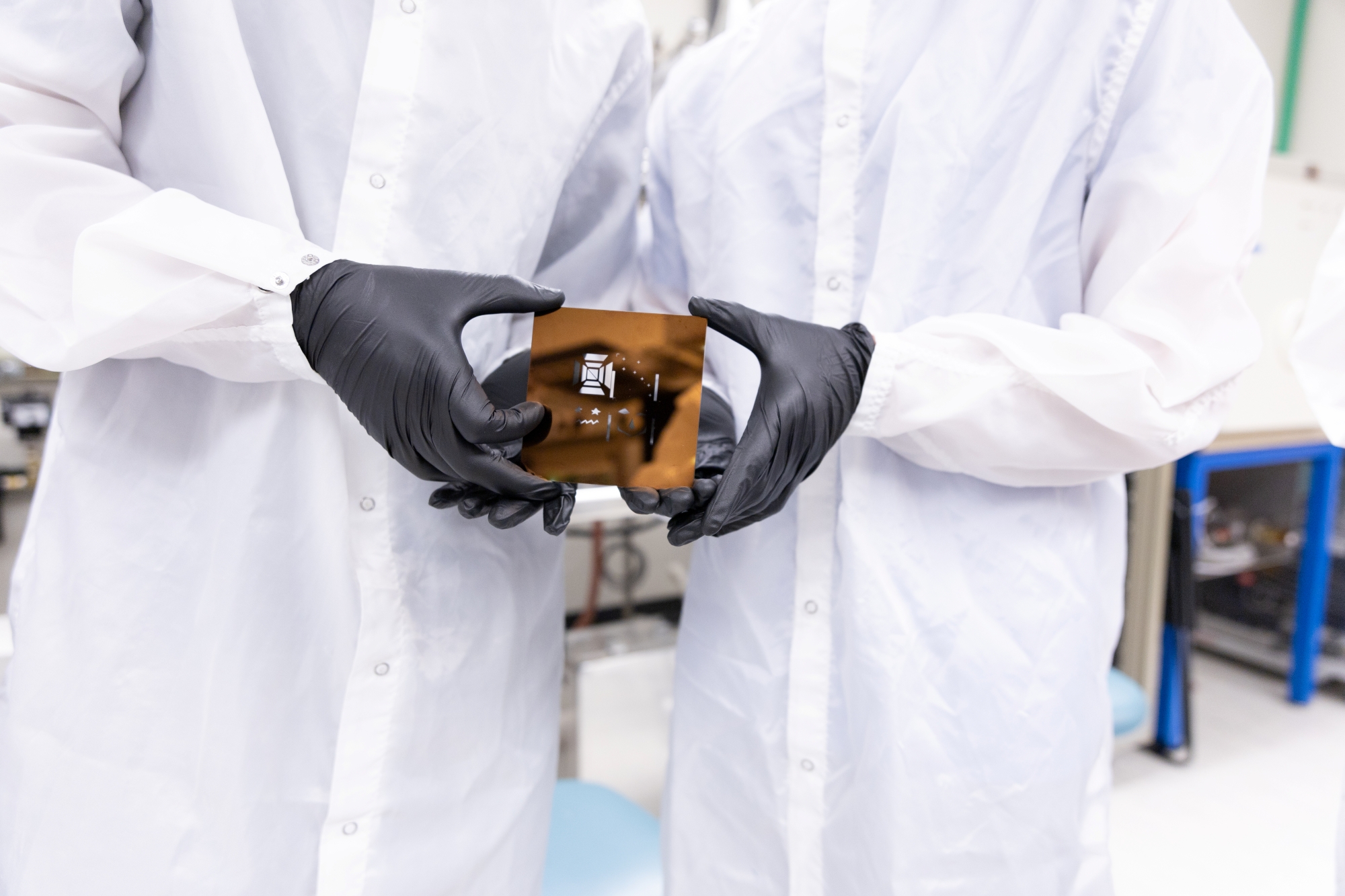 9U3A1310 Scientists holding reflective square